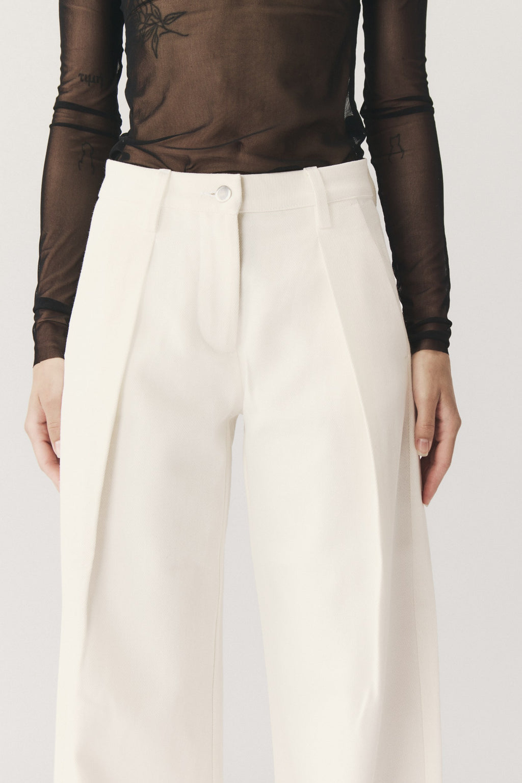 "NOESIS" PLEATED DENIM PANTS - WHITE