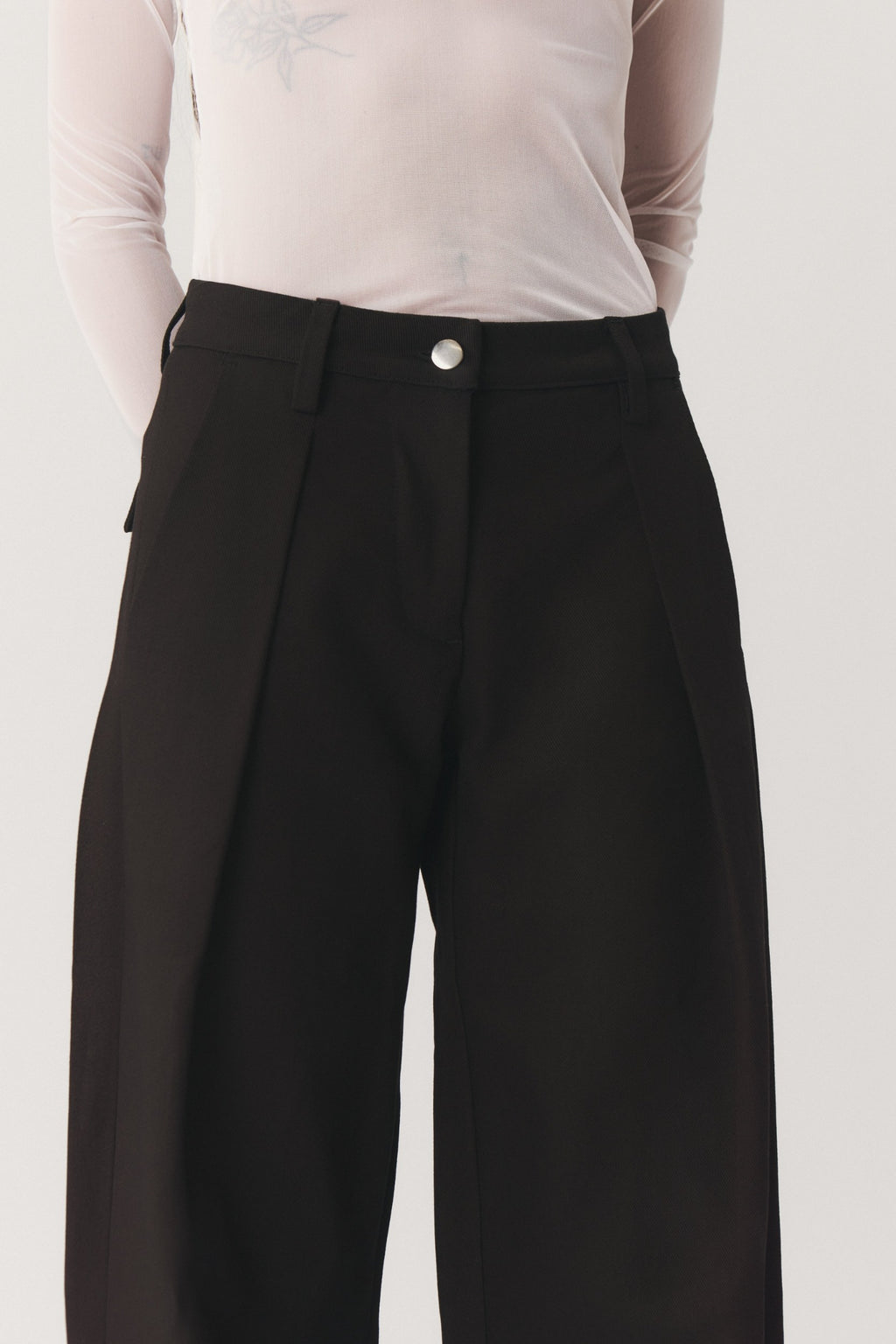 "NOESIS" PLEATED DENIM PANTS - BLACK